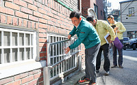 ‘역대급 장마’ 전망에 배수설비 점검·빗물받이 청소 나선 서울 자치구