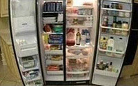 엄마와 아들이 보는 냉장고 &quot;꽉찼는데 먹을 건 없어?&quot;