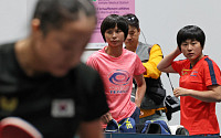 파리올림픽 본진에서 만났다…신유빈 훈련 지켜보는 북한 선수들 [포토]