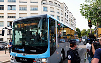 에어컨 끄고 창문도 못 연다…올림픽 '찜통 버스' 논란