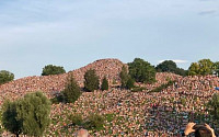 테일러 스위프트, 독일 공연장 밖 언덕 점령한 2만 관중…10만명 모였다