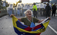 출구조사 완패 마두로 3연임 성공…베네수엘라 ‘부정선거’ 후폭풍