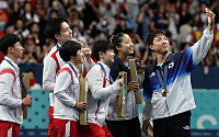 시상대서 만난 남북 탁구 선수들…악수하며 &quot;축하한다&quot; 격려 [파리올림픽]