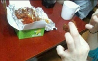치킨이 간절한 강아지, '치킨에시선 고정, 레이져 나올라…"