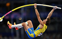 듀플랜티스, 장대높이뛰기서 6m25 날았다…세계 신기록으로 대회 2연패 [파리올림픽]