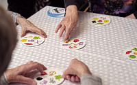 치매 노인도 즐기는 보드게임, 놀이 문화 전파하는 ‘아스모디’