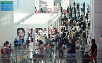 ‘외국인 급증’ 인천공항 들썩이는데…시내면세점 매출↓[계륵 된 시내면세점]