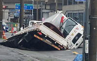 부산서 '깊이 8m' 대형 땅꺼짐 발생…트럭 2대 빠져