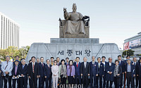 유인촌 문체부 장관, 한글날 맞이 세종대왕께 꽃바치기 행사 [포토]