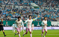 임영웅 함께한 하나은행 자선축구대회, 3만5000여명 관중 몰려