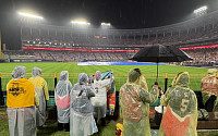 [속보] 'KIA vs 삼성' KBO 한국시리즈 2차전 우천취소…1차전 남은 경기도 순연