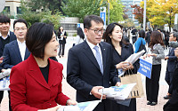 [포토]"재직자우대저축 가입하세요" 김성태 행장, 오영주 장관과 가두 홍보 나서