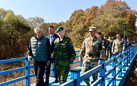 EU 외교수장, DMZ 찾아 "평화에 더 많은 투자 해야"