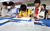 [포토]삼성 협력사 채용박람회, 신청서 작성하는 학생들