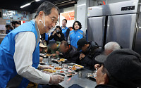 한 총리, '토마스의 집'서 배식봉사..."정부가 더 노력하겠다"