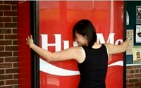 안으면 콜라 주는 자판기...&quot;한국에도 설치되길&quot;