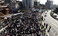 길어지는 대치, 윤석열 대통령 관저 주변 시위대 '격화' [포토]