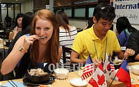 [포토]삼계탕 맛보는 외국인 학생들
