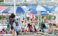 [포토]서울 폭염주의보, 붐비는 야외 수영장
