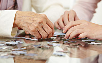 내년 치매환자 100만 명 시대 돌입… 환자 가족 절반, “돌봄부담 여전”