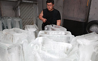 [포토]불볕더위에 바빠진 노량진 수산시장 얼음판매업소