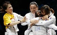 [포토]동메달 획득한 미녀 검객들, &quot;우리가 해냈어!&quot;