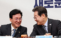홍카콜라TV 보는 민주당 '웃음' [포토]