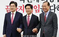 김문수 국민의힘 입당…권영세-권성동 맞잡은 손 [포토]