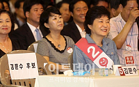 [포토]김문수 후보의 과거탈당 발언에 웃음짓는 박근혜 후보