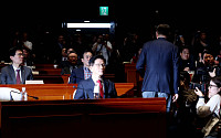 박수와 꽃다발로 시작, 파행으로 끝난 국민의힘 의원총회 [포토]