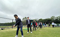 “새 경기장 서 힘찬 티샷” 강남구협회장배 파크골프대회 성료