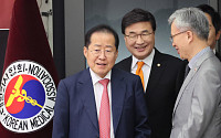 국힘, 홍준표 설득 위한 '하와이 특사단' 구성⋯"김문수 손편지 전달"