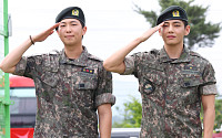 팬들 향해 외친 필승과 충성…방탄소년단 RM·뷔 만기전역 현장모습 [포토]