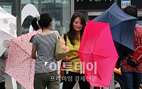 [포토]서울 호우주의보, 뒤집어진 우산 난감하네
