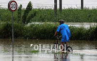 [포토]물에 잠긴 한강공원, 자전거 도로는 어디에?