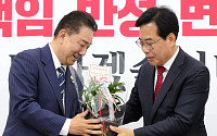 김병기, 송언석에 축하난 전달…여야 원내대표 첫 회동 [포토]