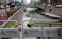 '전국 본격 장마 시작, 청계천 산책로 통제' [포토]