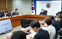李대통령 "경제·안보 능동적 대책 수립...소상공인 채무 줄일 과감한 대책"