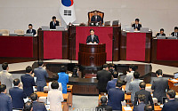 李 대통령, 추경 연설서 ‘경제’ 24회 언급 강조…野와 일일이 손잡아 [시정연설]