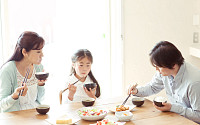 일본 여성들, 부부동성제에 반기⋯성(姓)씨 지키려 이혼도 불사