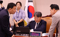 법사위 첫 주재하는 민주당 이춘석 위원장 [포토]