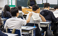 “고등학교 수행평가만 50개…생리대 갈 시간도 없어”