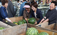 [포토뉴스] 제주시 수박 직거래 장터...3만원짜리 1만원에 팔아요