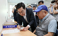 “제가 써드릴까요”… 김동연 경기지사, 소비쿠폰 접수 첫날 직접 신청서 작성 도와