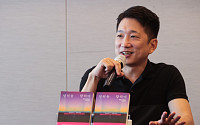 번역가에서 소설가로 변신한 안톤 허 "자필로 쓴 이야기⋯정보라 번역 감사해"