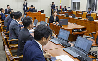 노란봉투법, 환노위 與주도 통과...하청·파견 노동자에 교섭권 부여[종합]