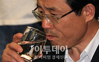 [포토]물 마시는 권혁세 금감원장