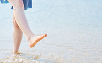 바닷물에 잠깐 발 담갔는데⋯다리 붓고 아프면 ‘이 병’? [e건강~쏙]