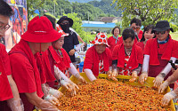 [포토]‘오뚜기와 21년 동행’ 화천 토마토 축제 12만 인파 열기