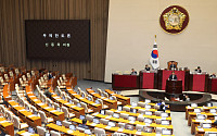 방송법 끝내 통과...8월 임시국회 또 필버 정국 예상